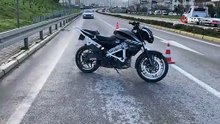 Çevirmeden kaçan motosikletli trafik polisine çarptı