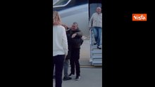 Trentini abbraccia la mamma, Burlò i figli. Il rientro in Italia dopo la liberazione dal Venezuela