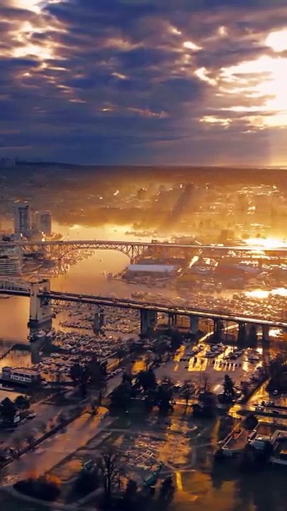 🌅 Il ne faut qu’une seconde pour que le gris devienne or.  Parfois, le lever de soleil que l’on ignore depuis le sol se révèle être un chef-d’œuvre vu d’en haut. Une leçon simple : changer de perspective change tout.  📍 Vancouver