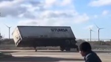 Mexiko: Böen über 110 km/h kippen Lastwagen wie Spielzeug um