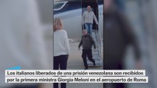 El momento en el que los italianos liberados de Venezuela aterrizan en Roma y son recibidos por Meloni