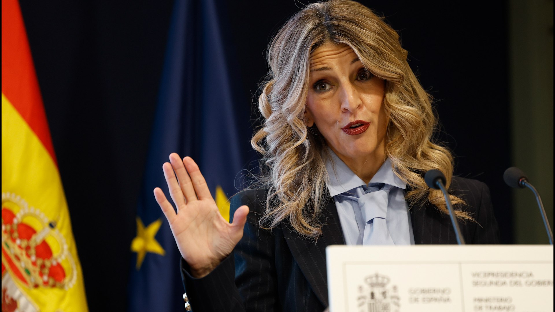 El grupo plurinacional Sumar ha vuelto a poner sobre la mesa una de sus propuestas m�s ambiciosas en materia social. Alberto Ib��ez, portavoz de Vivienda de Sumar en el Congreso y diputado de Comprom�s, anunci� este martes el registro de una proposici�n de ley que busca prohibir a empresas, corporaciones y fondos de inversi�n la compra de viviendas en Espa�a. El objetivo central de esta normativa es impedir que las sociedades mercantiles utilicen la vivienda como un mero activo especulativo, una pr�ctica que, seg�n el grupo, est� disparando los precios del alquiler y dificultando el acceso a un hogar.