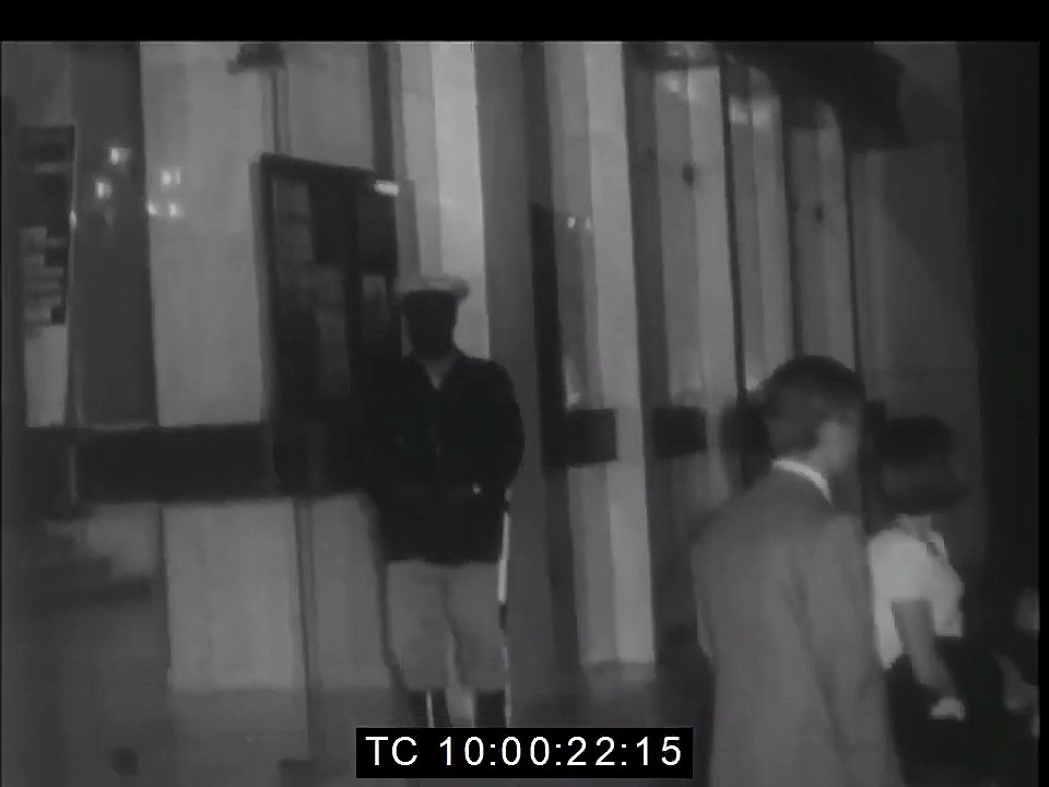 1967 – Johnny Hallyday – 31 janvier : Arrivée et concert au Théâtre Serano de Dakar (Rush muet Reuters)