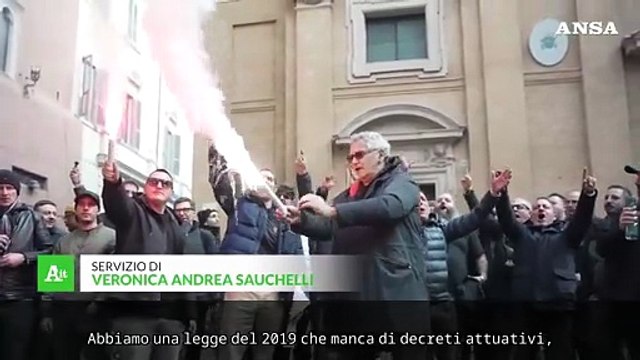 Tassisti in protesta a Montecitorio: Piattaforme incontrollate danneggiano anche gli utenti