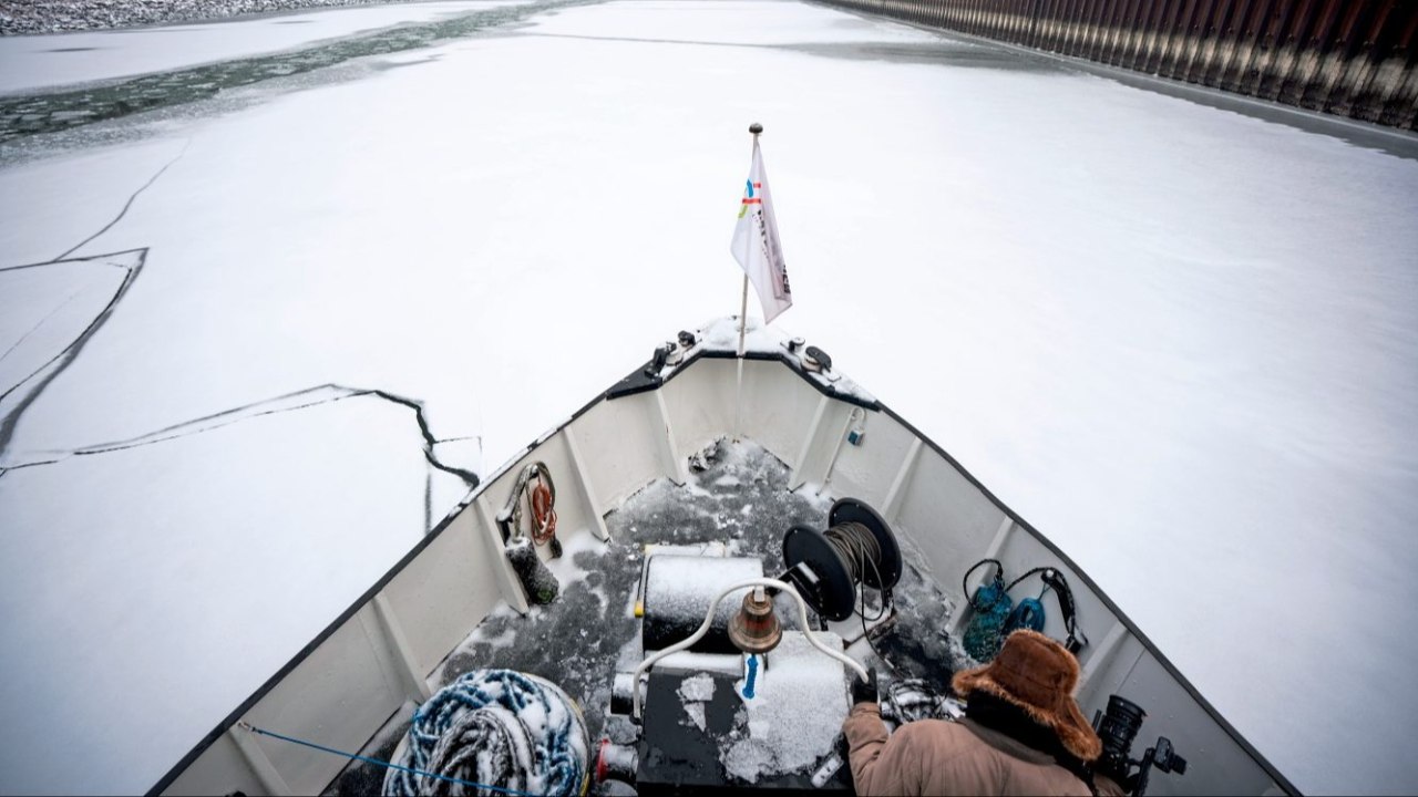 Eisbrecher im Wiener Hafen im Dauereinsatz