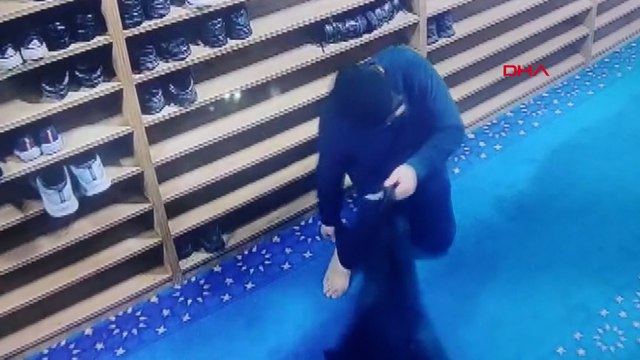 Sultangazi'de camideki ayakkabı hırsızlığı kamerada