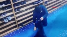 Sultangazi'de camideki ayakkabı hırsızlığı kamerada