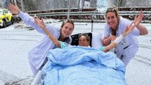 Olanda, il desiderio esaudito della paziente: le infermiere la portano in barella sotto la neve