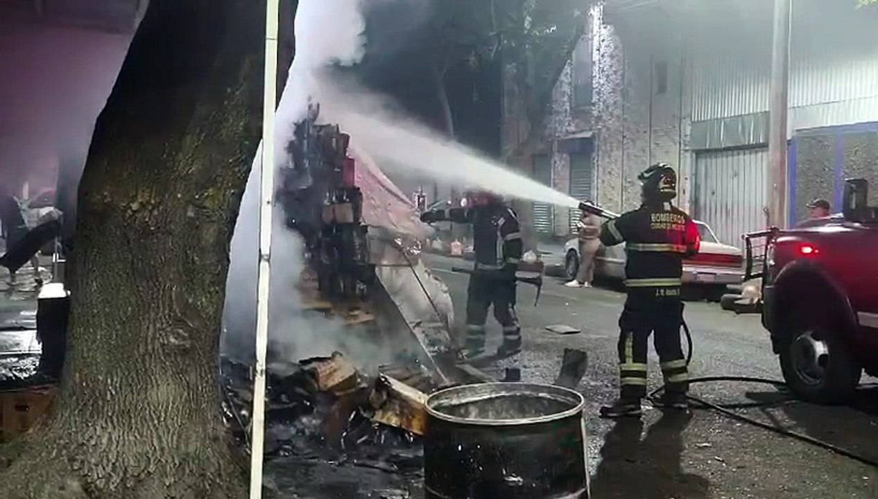 Incendio de cajas de cartón desata alarma en el Centro Histórico