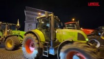 Parigi, centinaia di agricoltori guidano i trattori attraverso la citt? per protestare contro l'accordo UE-Mercosur