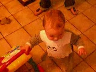 enzo 12 mois, debout et marche