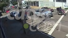 Criminosos armados roubam carro e mercadorias em plena luz do dia em Cascavel