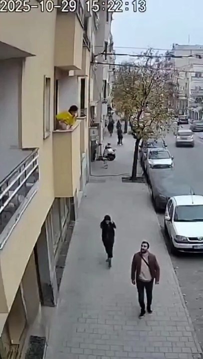 日本利用压电瓷砖将脚步转化为电能。这些瓷砖捕捉来自你脚步的动能。当你行走时，你的重量和动作会对瓷砖产生压力。瓷砖会轻微弯曲，从而产生机械应力。瓷砖内部的压电材料将这种应力转化为电能。每一步都会 (9)