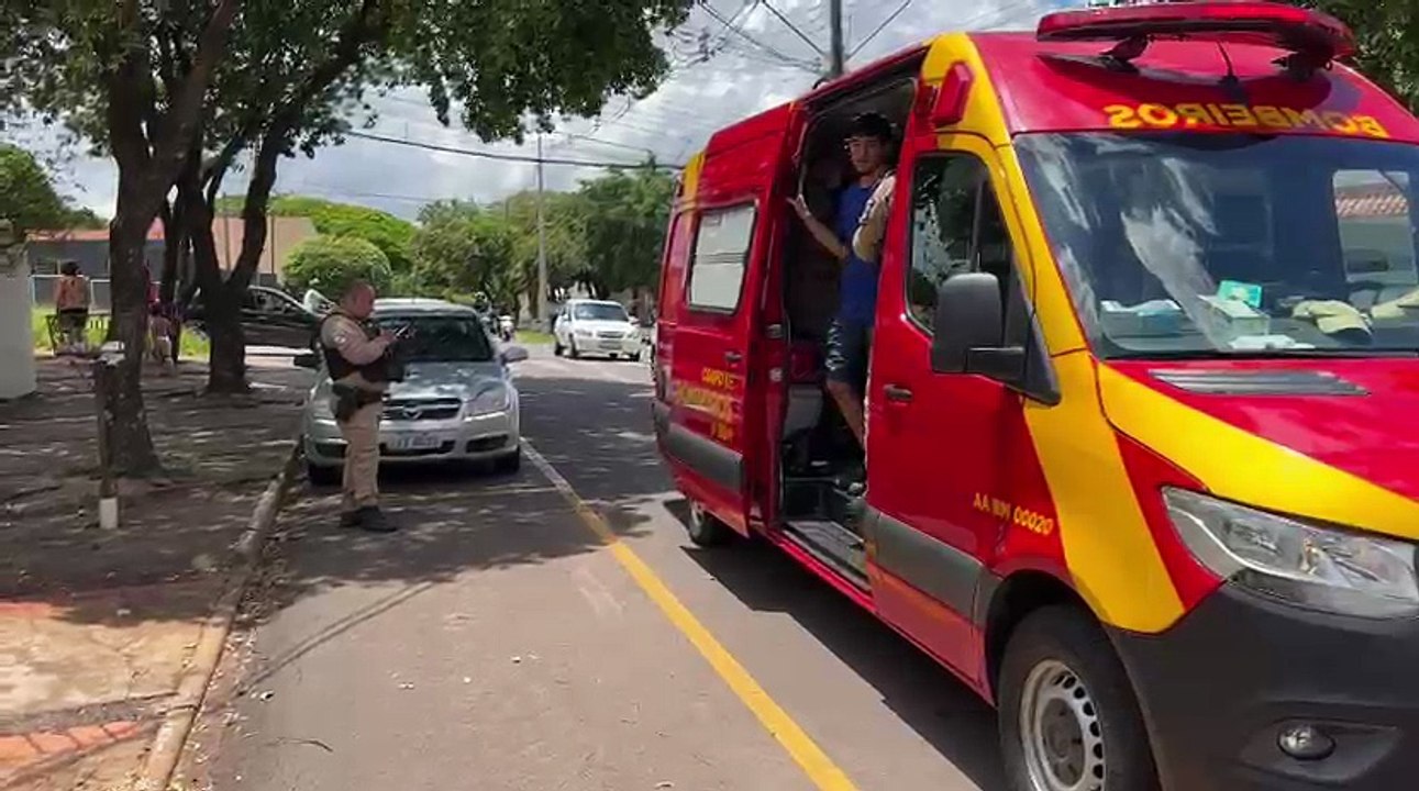 Colisão entre motos deixa jovem e adolescente feridos em Umuarama
