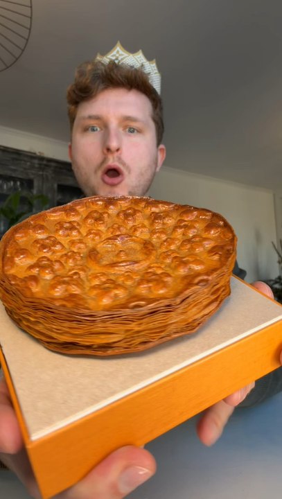 Galette des rois Louis Vuitton de Maxime Frédéric 😍✨Une galette avec un feuilletage incroyable et une frangipane à la noisette, très originale 👌✨Un 10/10 pour Maxime Frédéric, comme d’habitude 💪🎉