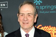 Tommy Lee Jones mantiene un 'perfil bajo' mientras lamenta la muerte de su hija Victoria Jones