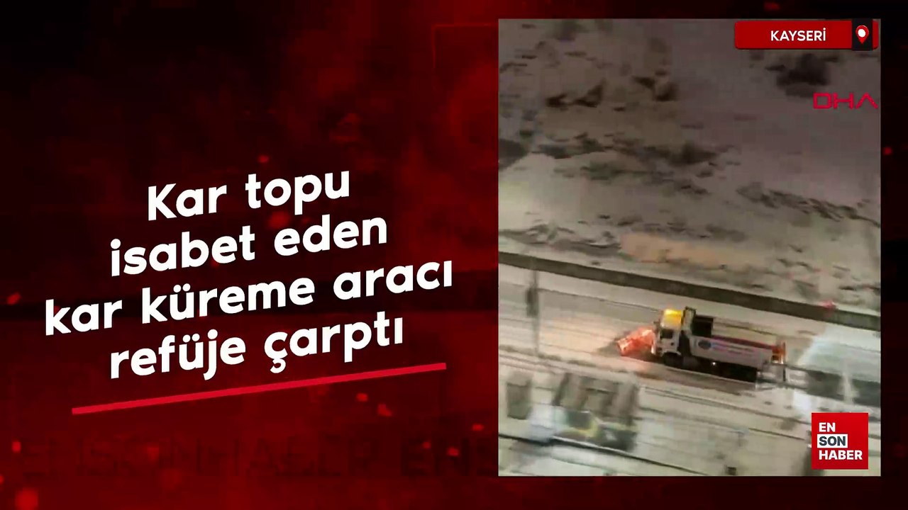 Kayseri'de kar topu isabet eden kar küreme aracı refüje çarptı
