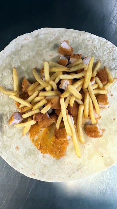 French Tacos Viande Tenders Sauce Algérienne & Gruyère Gratiné Bacon 🥓 & Olives . #BR3 #food #foodlover #Tacos #halal