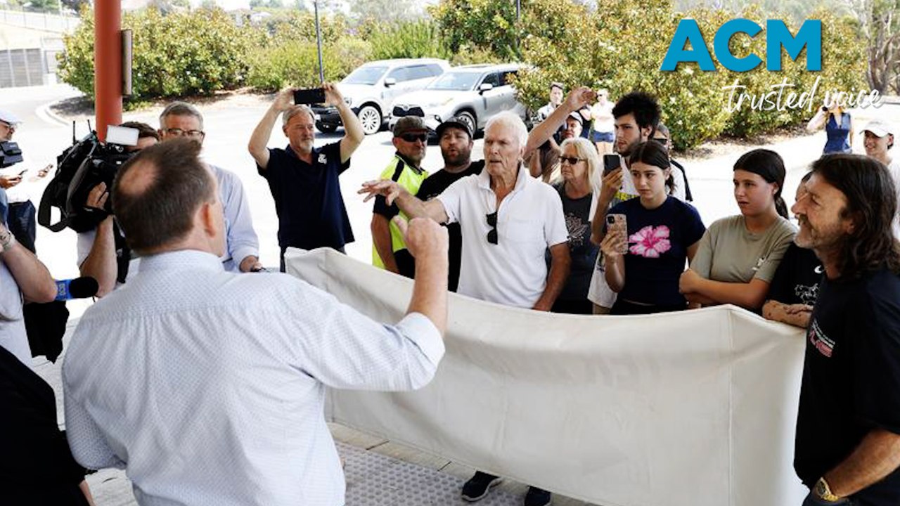 Premier evades angry mob of residents affected by bushfires