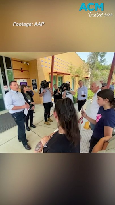 Premier evades angry mob of residents affected by bushfires