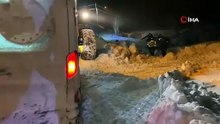 Ambulans karla mücadele ekiplerinin yardımıyla hastaya ulaştı