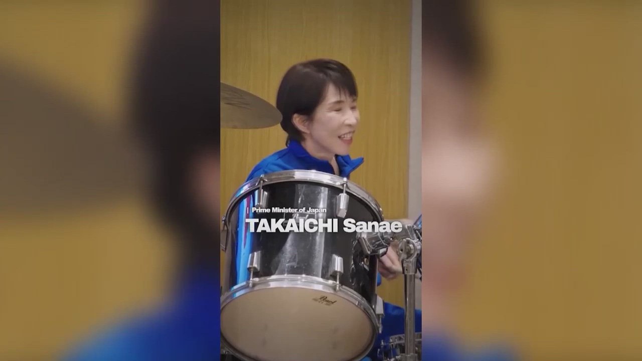 La primera ministra de Japón y el presidente surcoreano tocan juntos 'Golden' a la batería