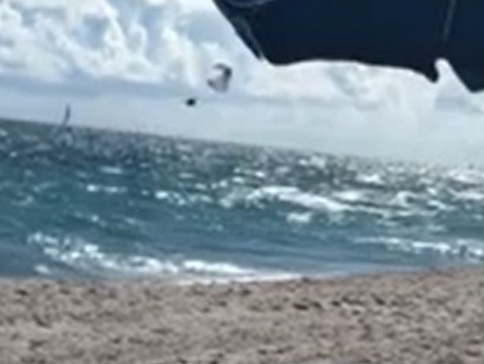 Paraglider stürzt 150 Meter tief ins Meer