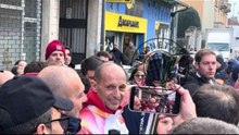 Milan, delirio a Borgomanero per Allegri tedoforo olimpico | VIDEO