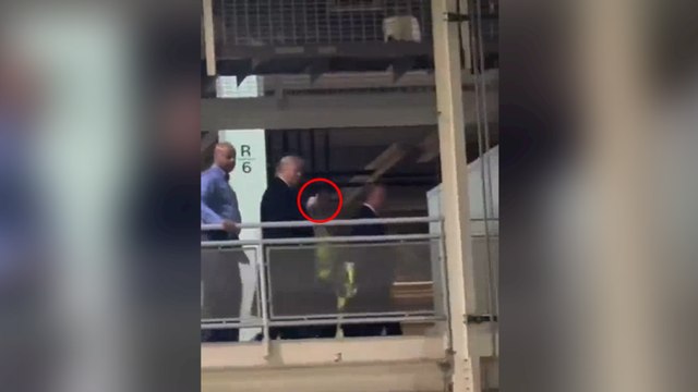 Trump fa il dito medio a un operaio della Ford che lo contesta