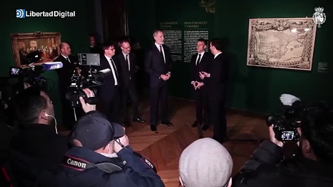 Felipe VI y Macron pasean juntos por Versalles para ver la exposición 'El Gran Delfín'