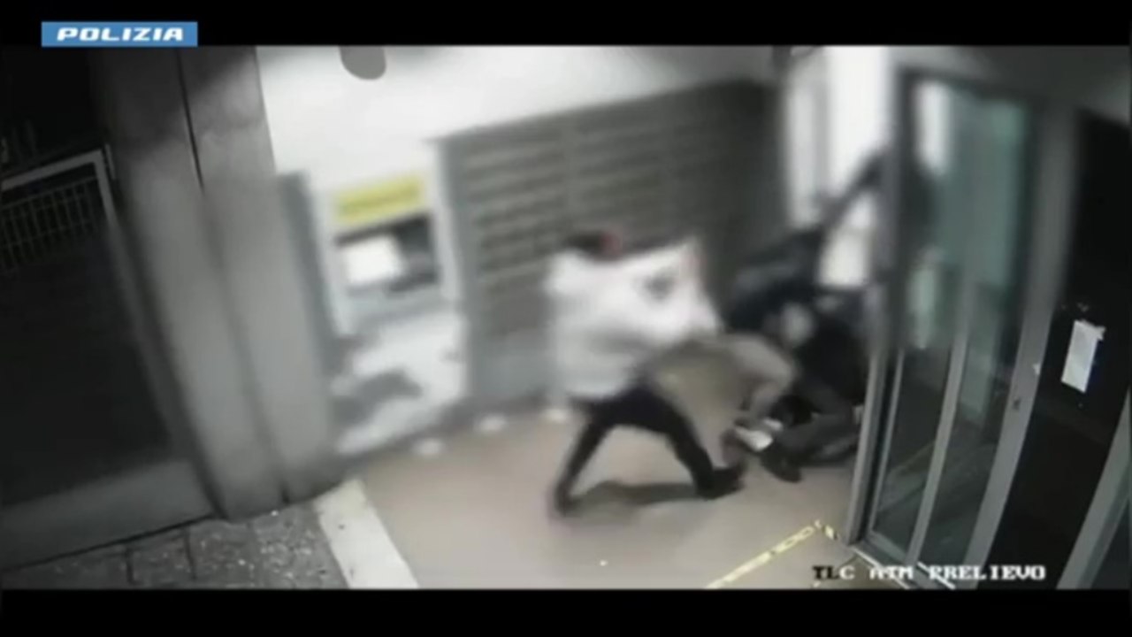 Gravina di Catania, tentano rapina alle Poste: arriva la Polizia e li arresta (14.01.26)