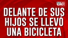 Mujer queda filmada cuando se roba una bicicleta frente a la mirada de sus hijos