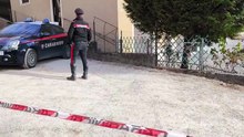 Strigno, i carabinieri presidiano la casa di Mauro Sbetta, trovato morto in casa