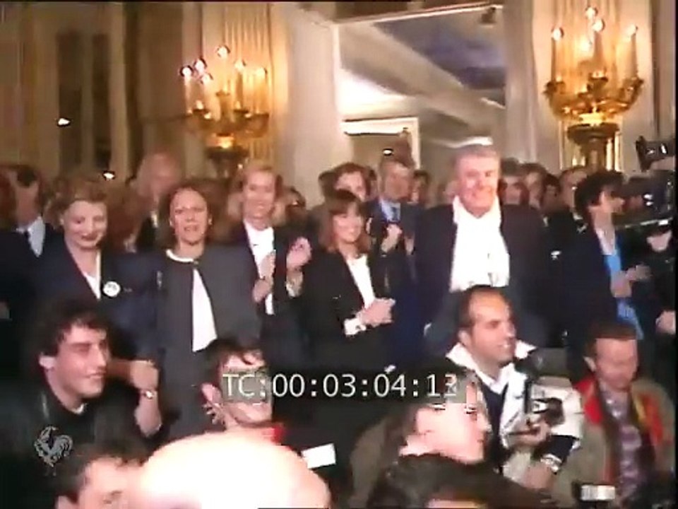 1987 – Johnny Hallyday – Sylvie Vartan décorée Chevalier de l’Ordre national du Mérite par François Léotard