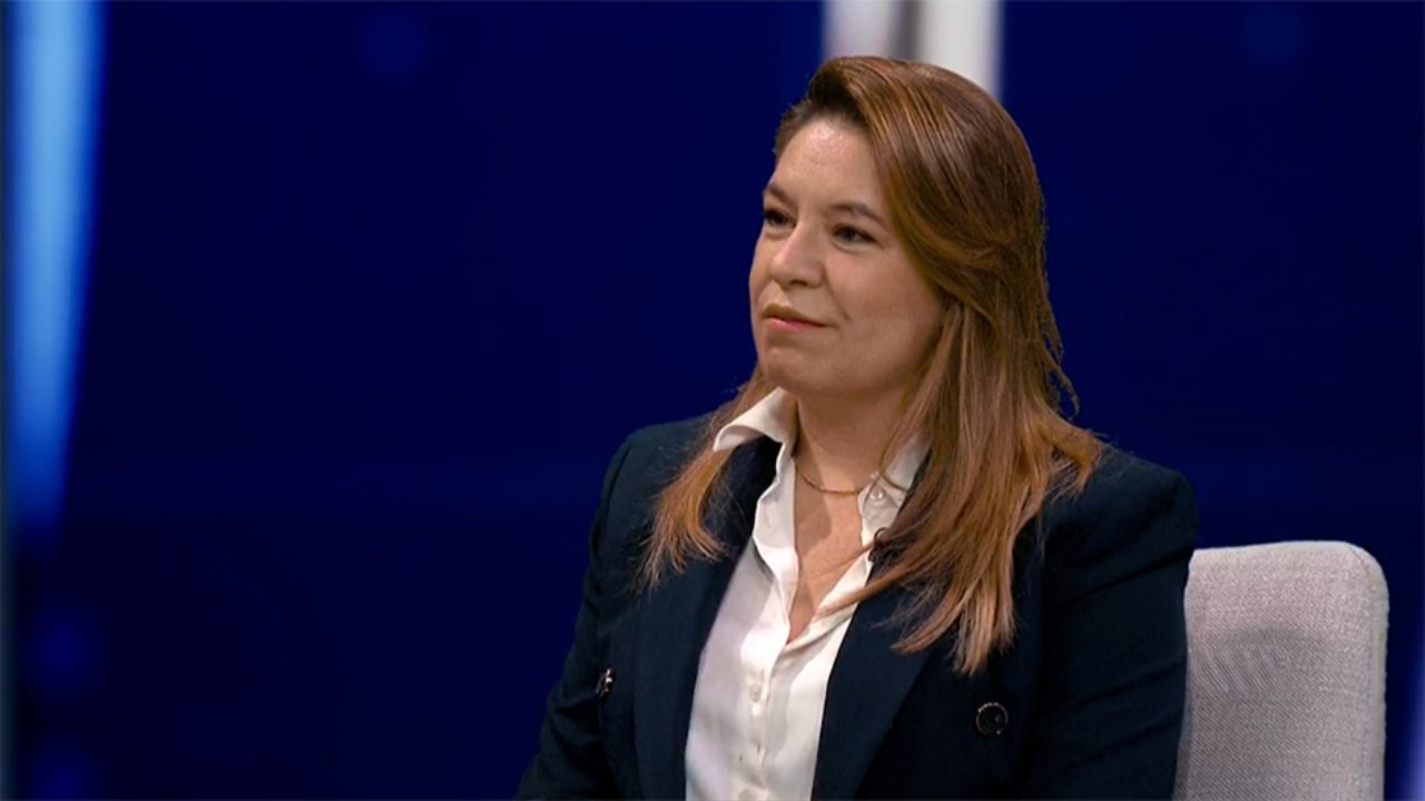 Café Política- Claudia Dobles