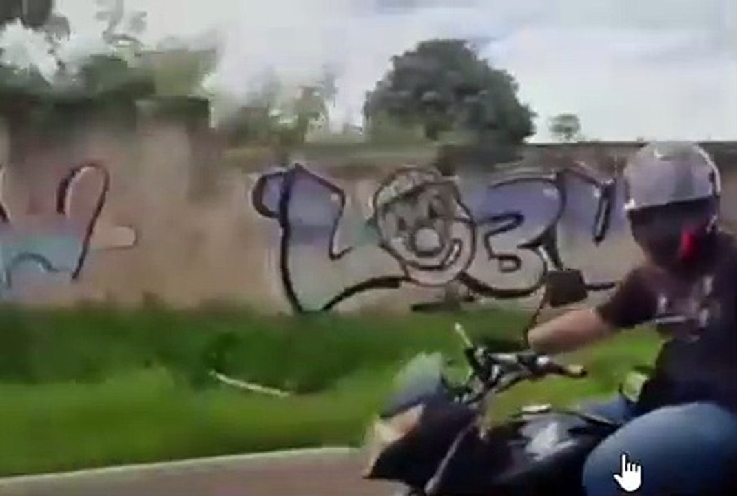 Moto com 10 rodas? Homem é flagrado em situação irregular e surpreende a internet