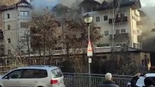In fiamme un tetto a Chiusa, i vigili del fuoco al lavoro