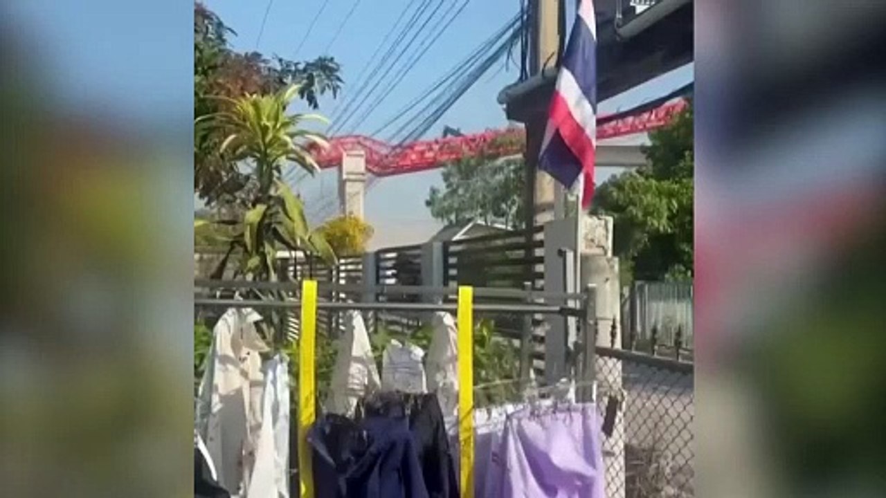 Daru rázuhan vonatra Thaiföldön, legalább 30 halott, több tucat sérült