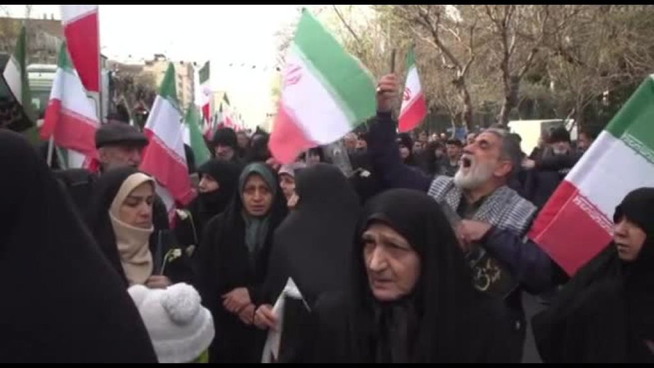 Iran, in migliaia ai funerali delle forze di sicurezza