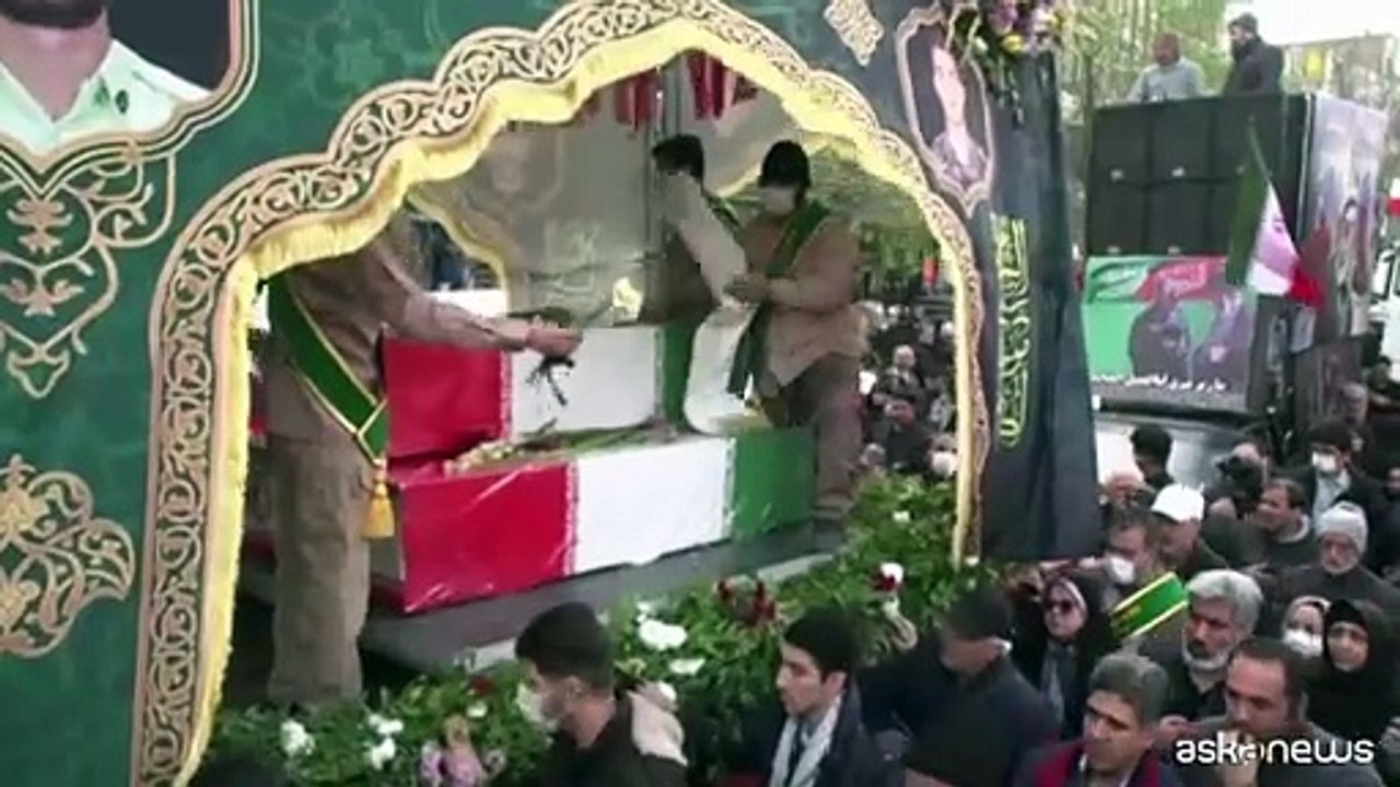 Iran, in migliaia ai funerali delle forze di sicurezza
