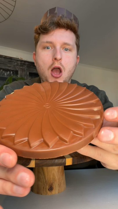 La galette des rois de Cédric Grolet et de sa chocolaterie 😍✨Une galette des rois au chocolat, avec praliné amande, et même une fève à l’intérieur 🎉✨Tu en penses quoi ?Tu l’aurais prise ? 👀👑C’est quoi la prochaine galette que je dois tester ? 😏✨