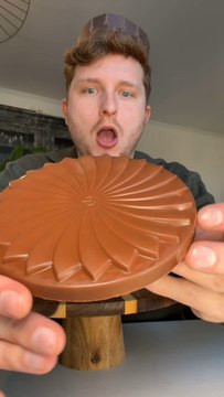 La galette des rois de Cédric Grolet et de sa chocolaterie 😍✨Une galette des rois au chocolat, avec praliné amande, et même une fève à l’intérieur 🎉✨Tu en penses quoi ?Tu l’aurais prise ? 👀👑C’est quoi la prochaine galette que je dois tester ? 😏✨