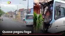 Passageiros deixam ônibus pela saída de emergência após batida em poste e disparo de faíscas