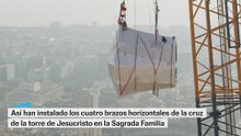 Así han instalado los cuatro brazos horizontales de la cruz de la torre de Jesucristo en la Sagrada Familia