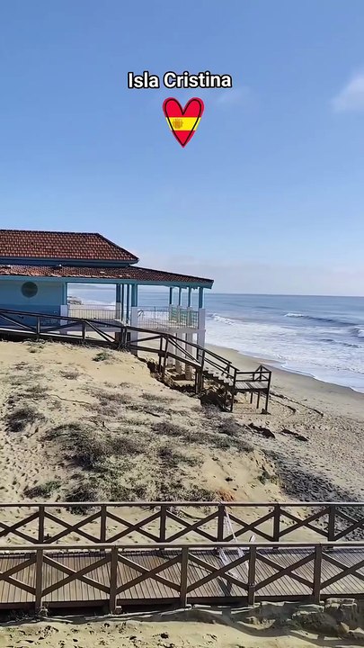 The sun shines brightly on the sea; on Isla Cristina beach, the water sparkles. 🌴☀️