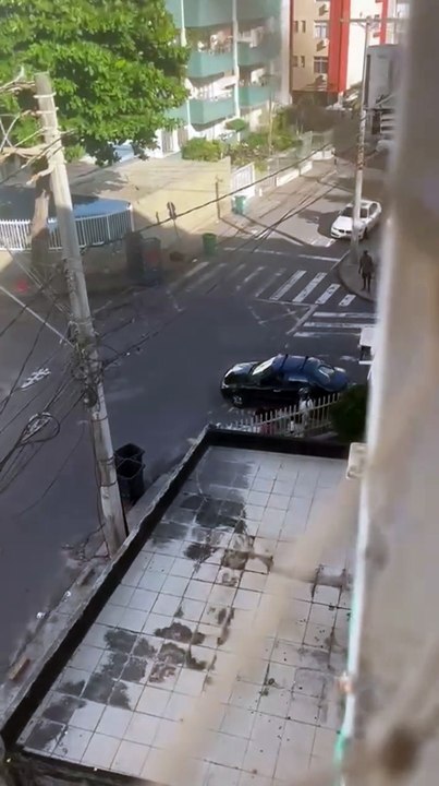 Moradores denunciam abordagem agressiva de policiais com mulher em bairro de Salvador: “Veio para cima de mim”