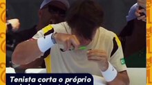 Tenista argentino corta o próprio cabelo em quadra durante jogo na Nova Zelândia