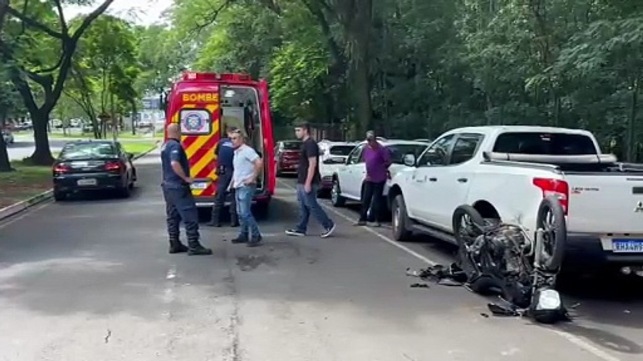 Colisão deixa motocicleta virada e jovem ferido em Umuarama