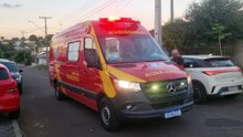 Criança é socorrida pelo Siate após colisão contra carro no Bairro Santa Felicidade