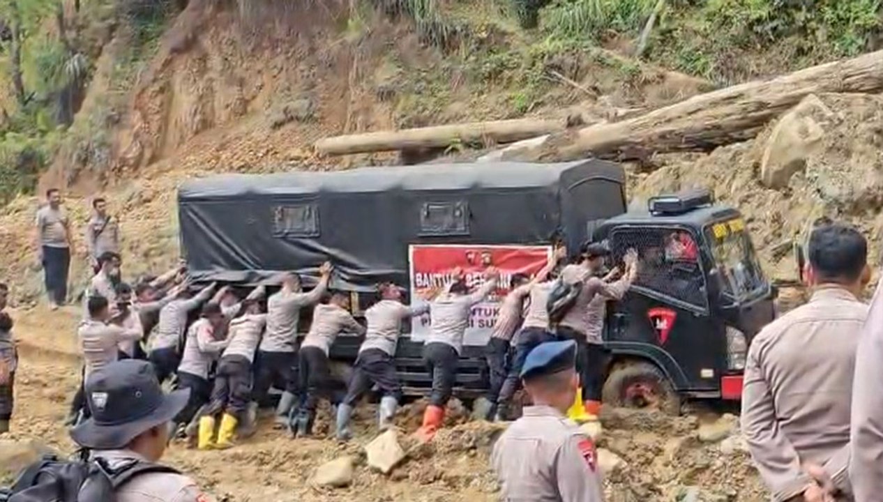 Brimob Polda Sumsel Terobos Longsor, Buka Akses Terputus di Gayo Lues